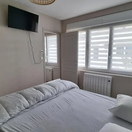 Holiday home Rdc A 2 Pas De La Et Des Commerces De